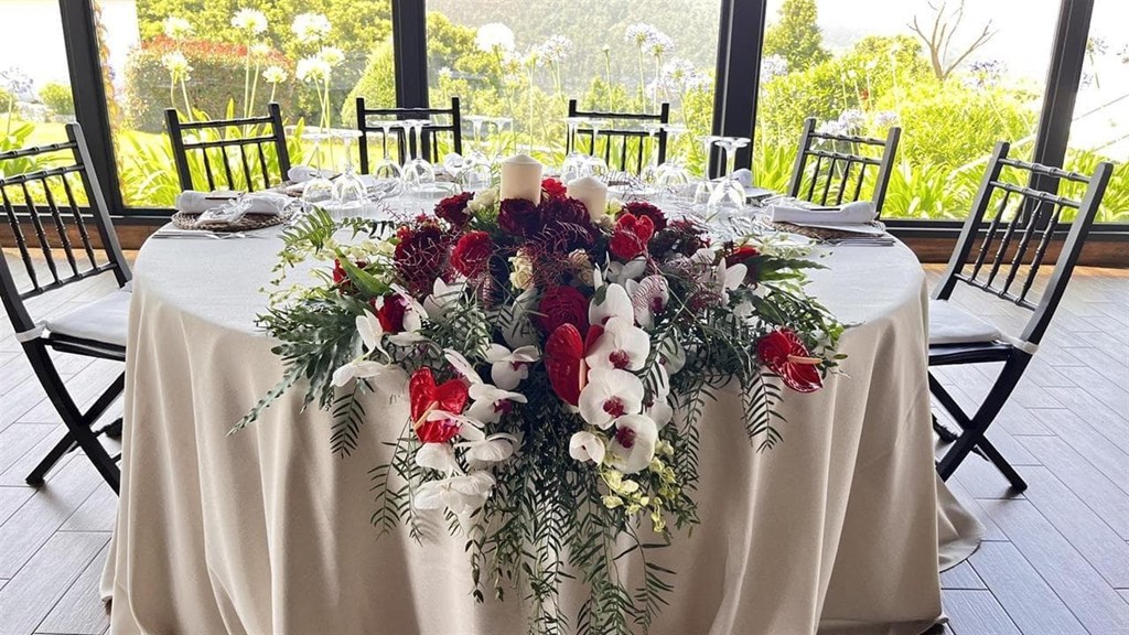 Centros de flores bajos o altos en las mesas para su boda: ¿cuál elegir?