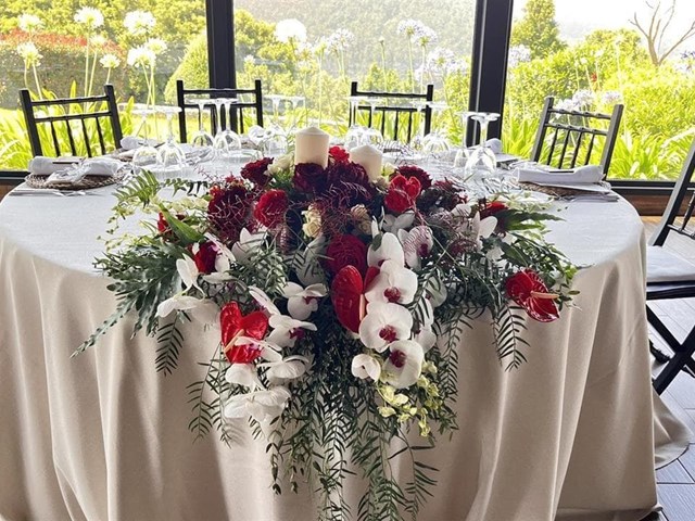 Centros de flores bajos o altos en las mesas para su boda: ¿cuál elegir?