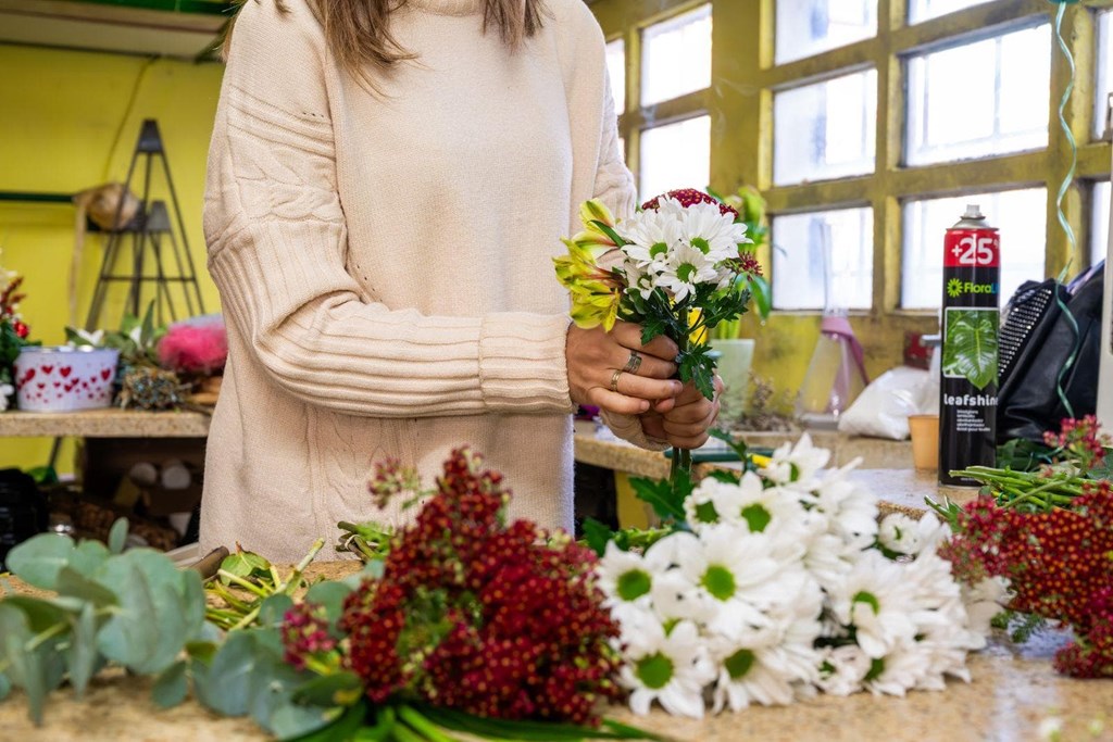 ¿Cómo saber cuánta agua necesitan las flores y plantas?