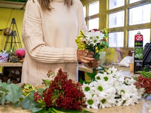 ¿Cómo saber cuánta agua necesitan las flores y plantas?