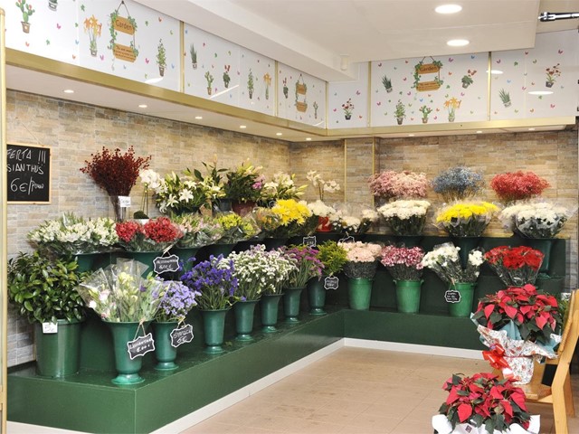 ¡Decore su casa de Navidad con flores frescas!