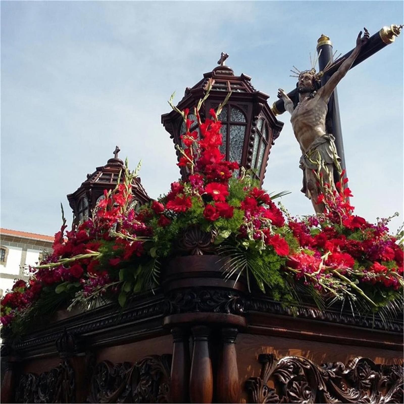 Especialistas en la decoración de tronos de Semana Santa de Ferrol - Imagen 1