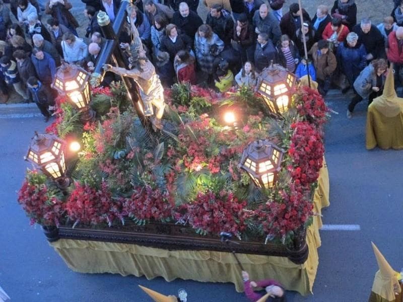 Especialistas en la decoración de tronos de Semana Santa de Ferrol - Imagen 2