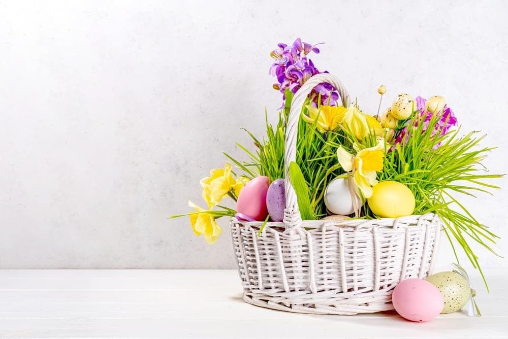 Ideas para hacer un centro de flores con huevos de Pascua: una manualidad divertida y original